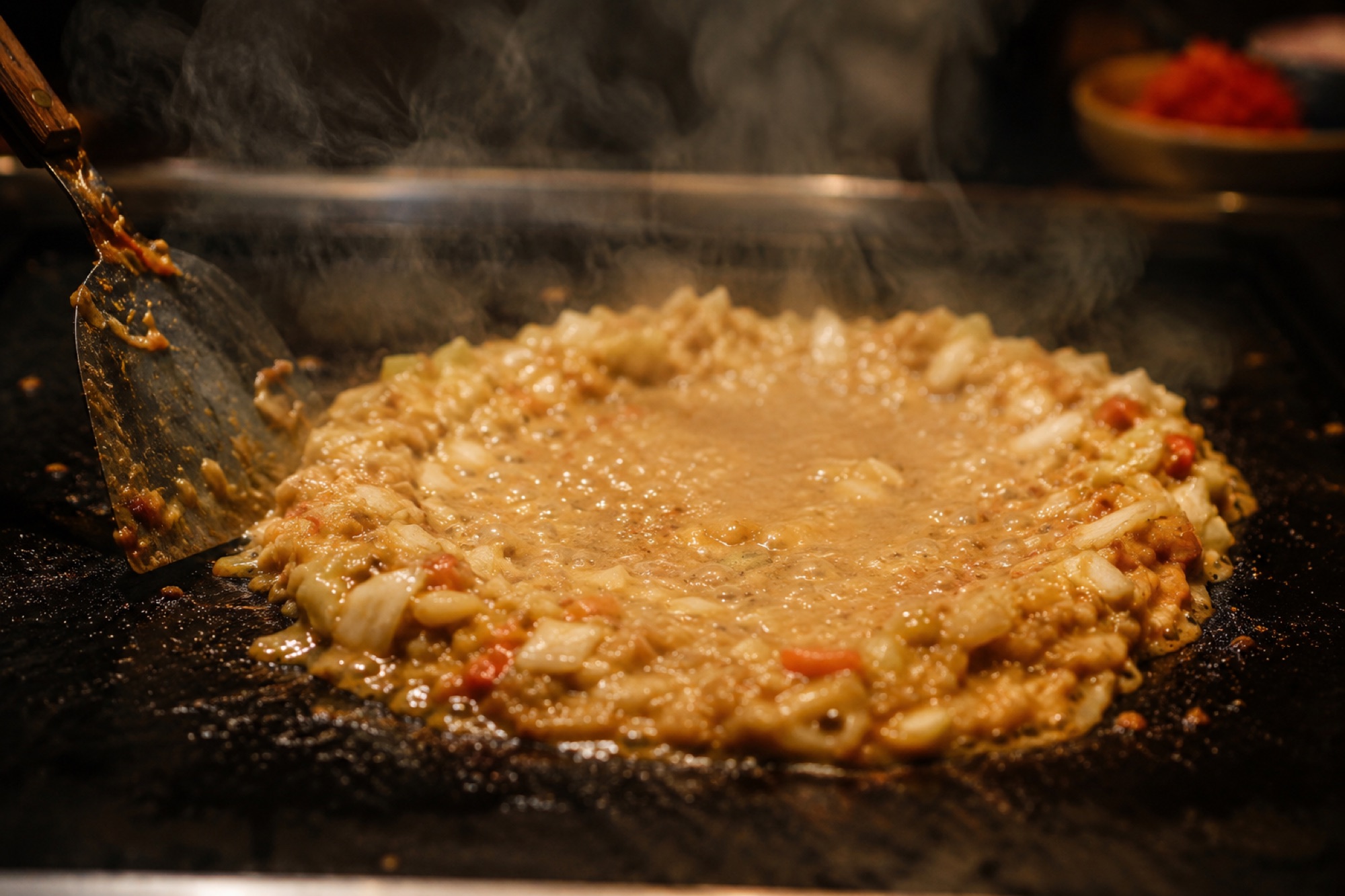 鉄板の上で湯気を立てるもんじゃ焼き